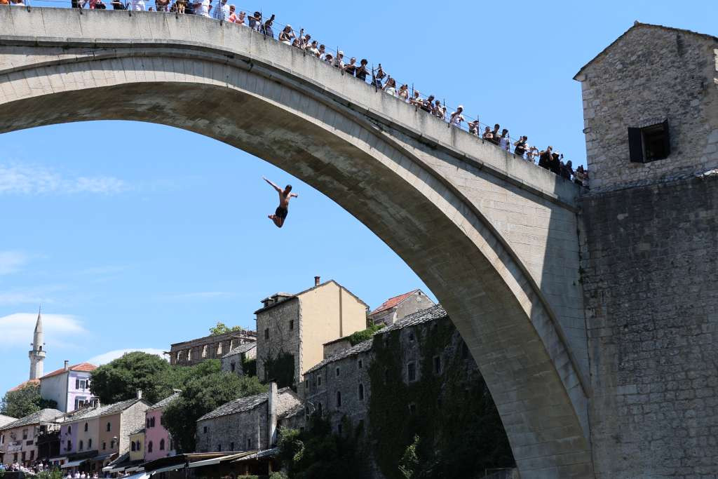 Skokom bez aplauza sa Starog mosta Mostar odao počast žrtvama genocida u Srebrenici
