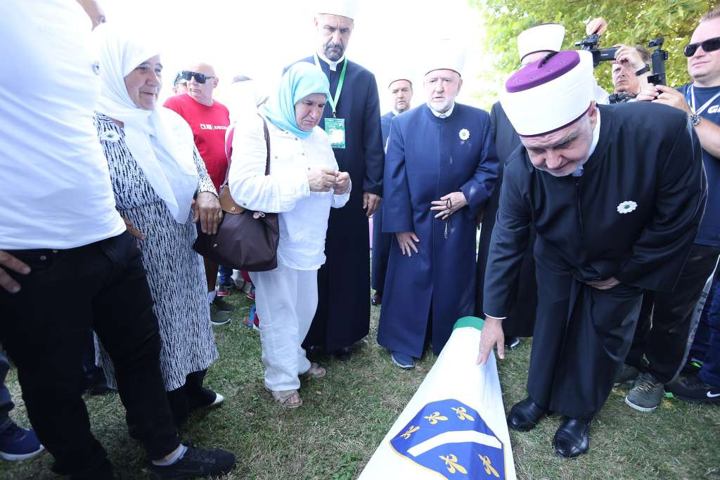 Reisu-l-ulema obišao tabute žrtava genocida u Potočarima i porodicama izrazio taziju