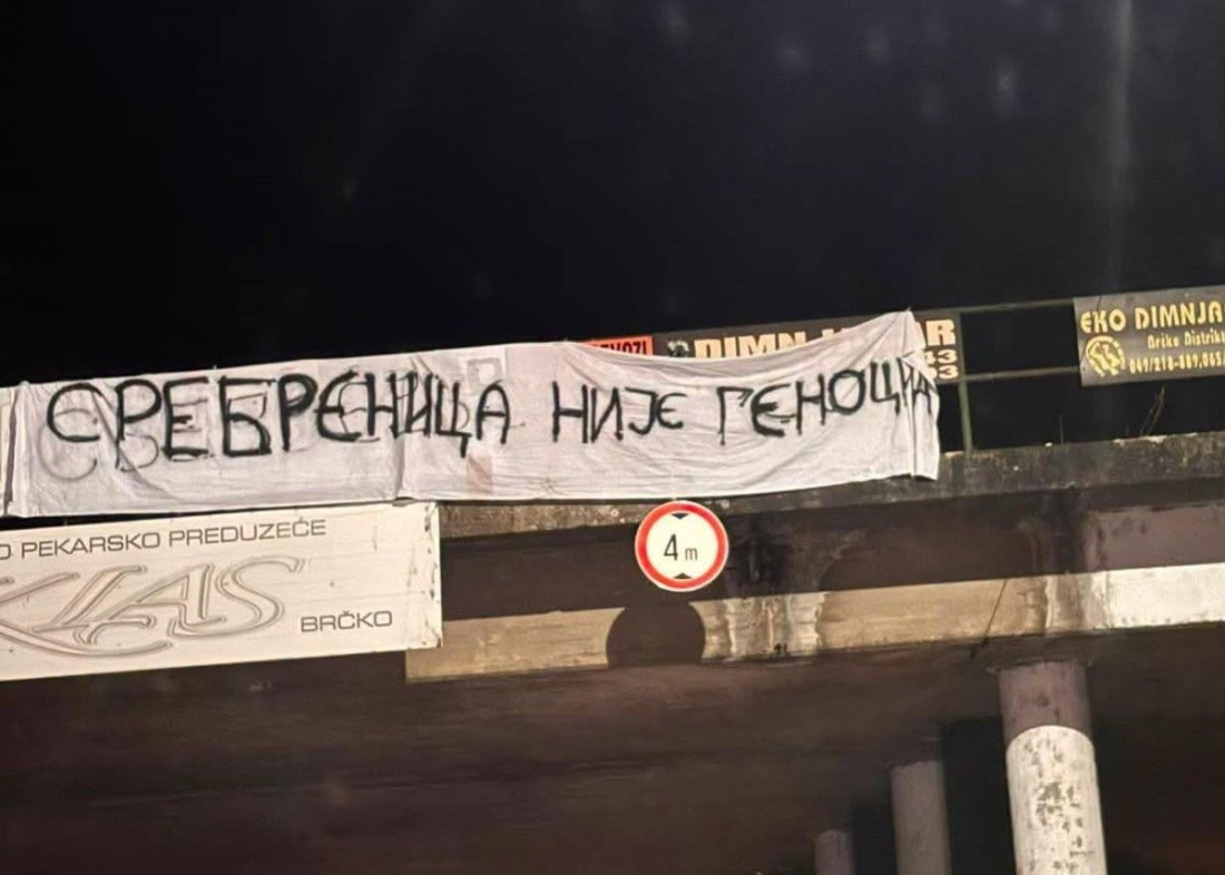 Policija Brčkog provodi istragu o transparentu kojim se negira genocid u Srebrenici