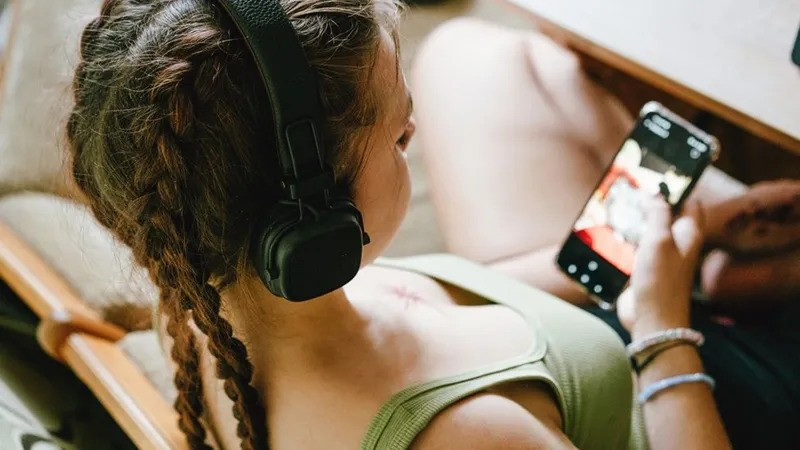 YouTube tinejdžerima i dalje preporučuje videosadržaje koji promoviraju poremećaje u ishrani