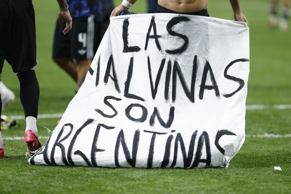 Nogometaši Argentine nakon pobjede nad Engleskom razvili transparent o Falklandskim ostrvima
