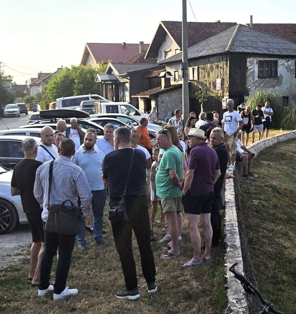 Građani protestom ukazali na problem ispuštanja kanalizacije u Unu