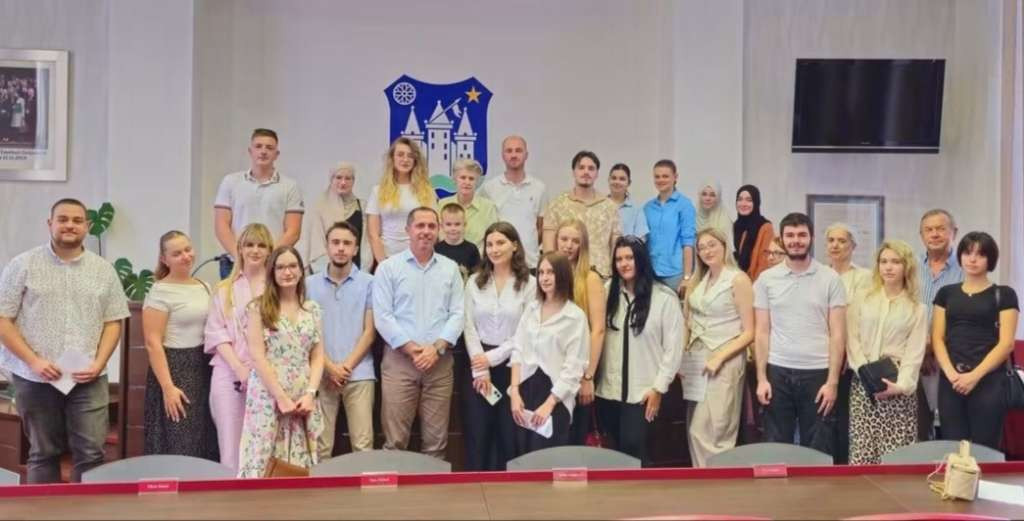 Potpisani ugovori sa 41 stipendistom Grada Bihaća, svaki student dobija po 2.400 KM