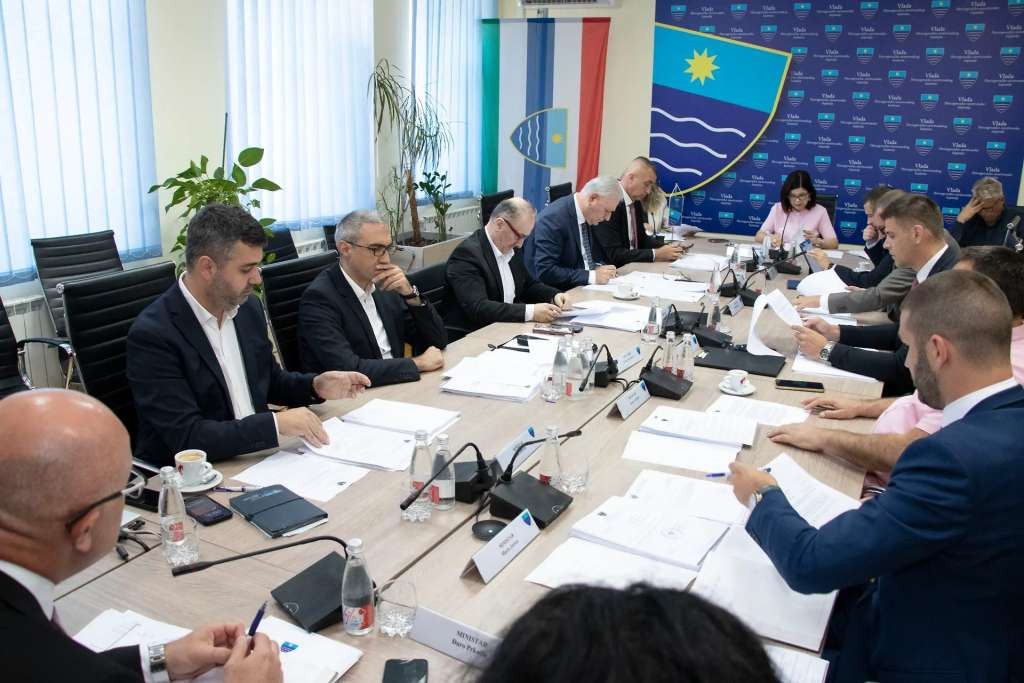 Vlada HNK izdvaja 395.000 za prijevoz učenika, 130.000 za pučke kuhinje, 500.000 KM za Zračnu luku