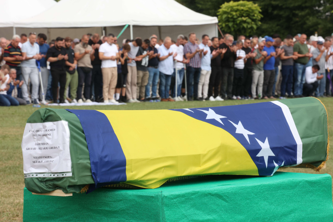 Bijeli nišani kao opomena: U Kozarcu klanjana dženaza za pet žrtava ubijenih 1992. godine