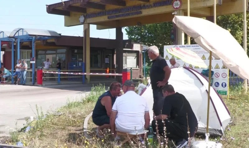 Bivši radnici Koksare Lukavac nastavili štrajk, noć proveli ispred fabrike