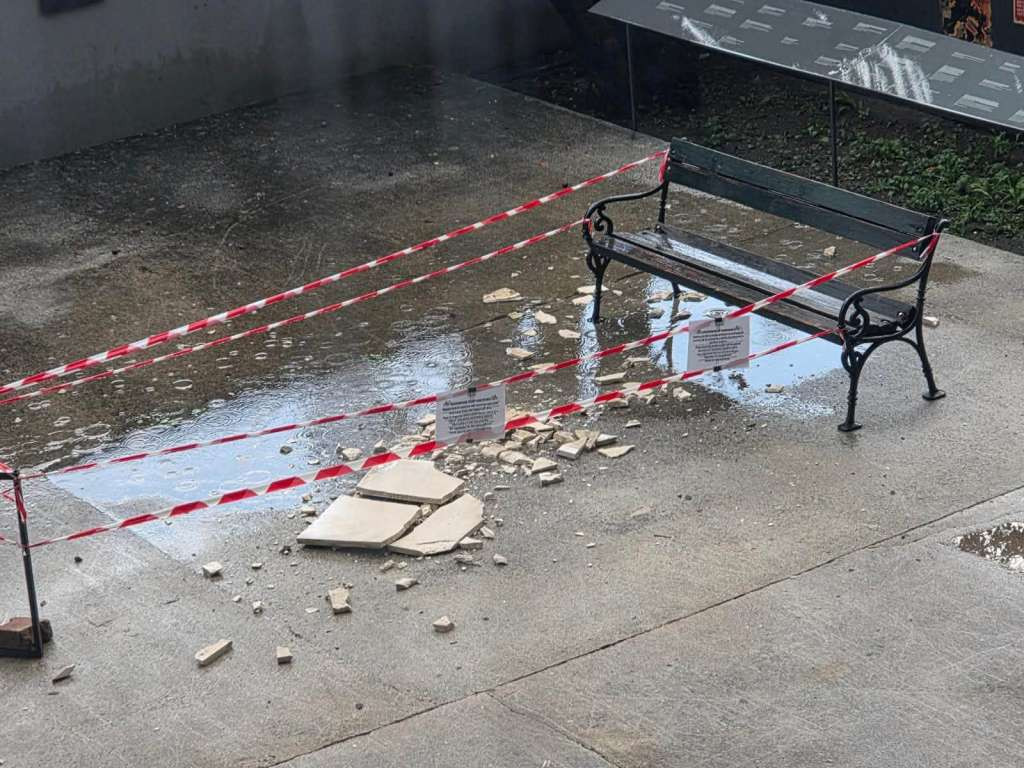 Sa zgrade Historijskog muzeja BiH otpale fasadne ploče, traže se hitne mjere zaštite objekta