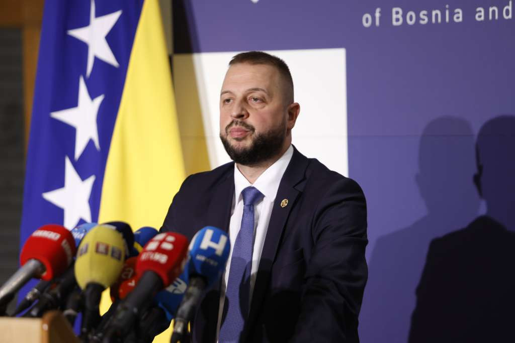 Nešković: Privremeno ukinuti akcize na gorivo, građani ne smiju plaćati cijenu nesposobnosti vlasti