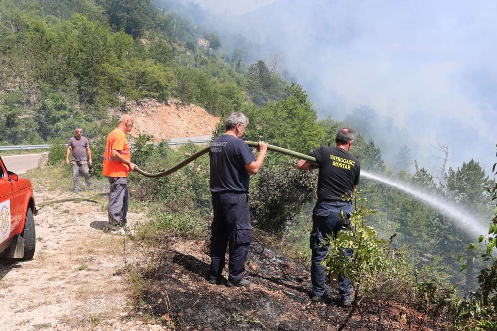 Vatrogasci se i dalje bore s požarima kod Mostara i Konjica