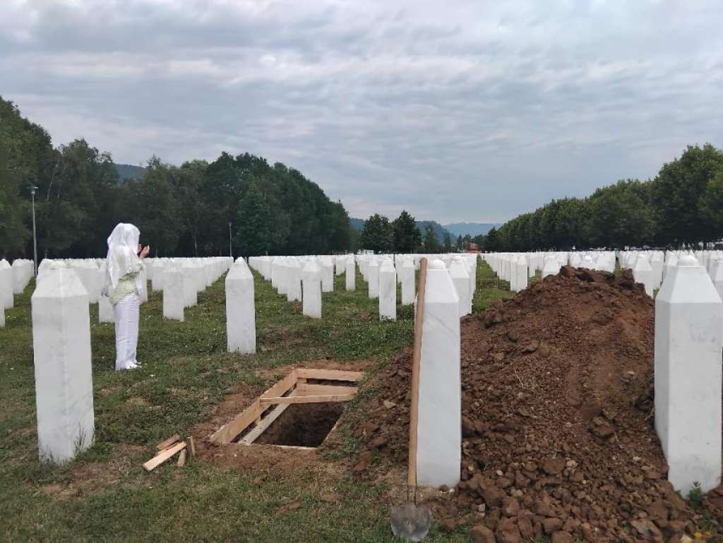 U Potočarima počelo kopanje mezara za deset identifikovanih žrtava genocida