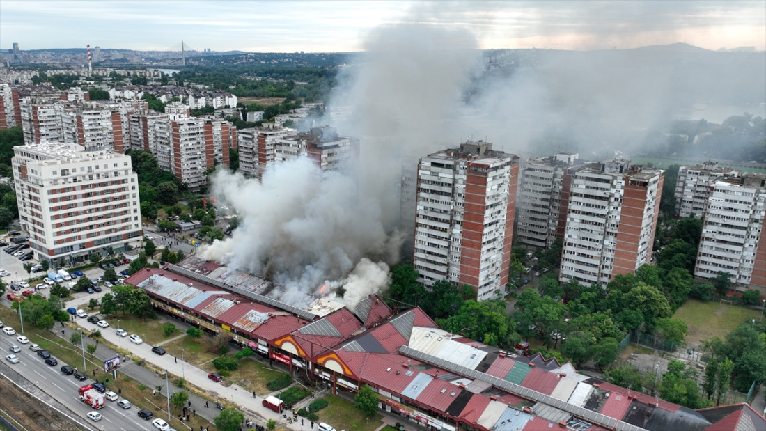U požaru u tržnom centru u Beogradu lakše povrijeđena dva vatrogasca