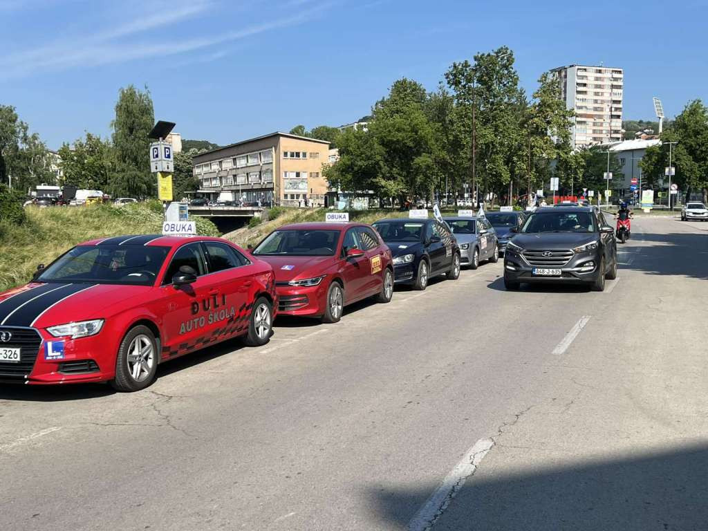 Protest autoškola u Tuzli: Instruktori traže zakonitu digitalizaciju, građani u gužvama