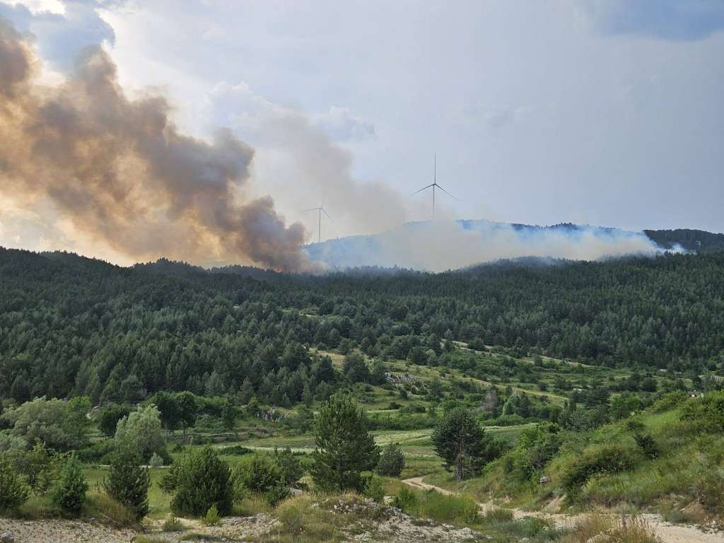 Veliki požar kod Posušja i dalje aktivan, gase ga Air Tractori, čeka se helikopter OS BiH