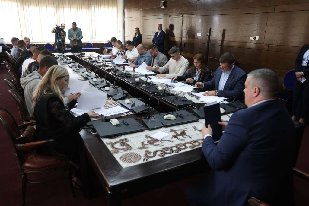 Mijatović potpisao ugovore vrijedne gotovo 22 miliona KM: Podršku dobilo 368 privrednika u FBiH