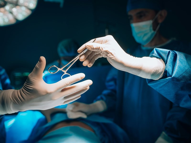 Novi korak u transplantacijskoj medicini: Kineski tim uspješno testirao presađivanje više svinjskih organa čovjeku
