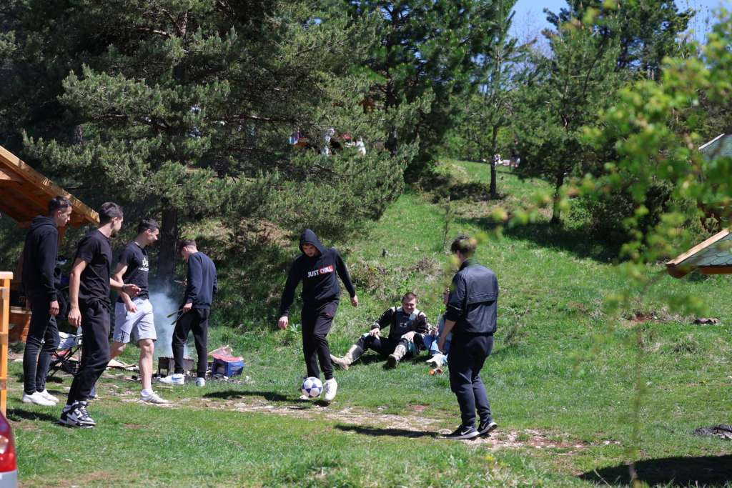 Prvi maj u Sarajevu: Građani uživaju u sunčanom danu