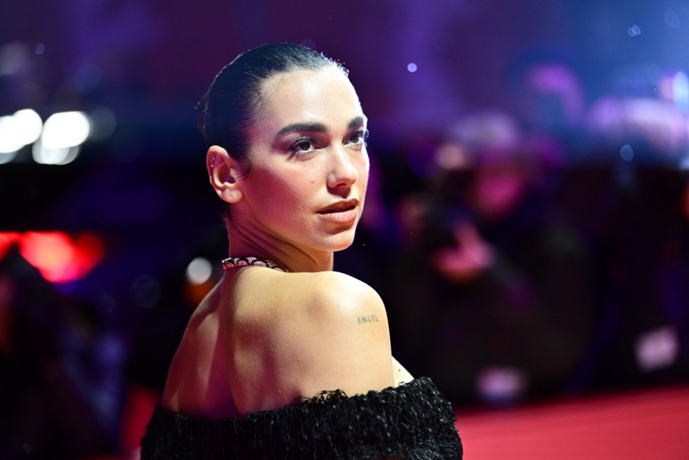 Dua Lipa tužila Samsung zbog navodnog korištenja njenog lika na pakovanju televizora