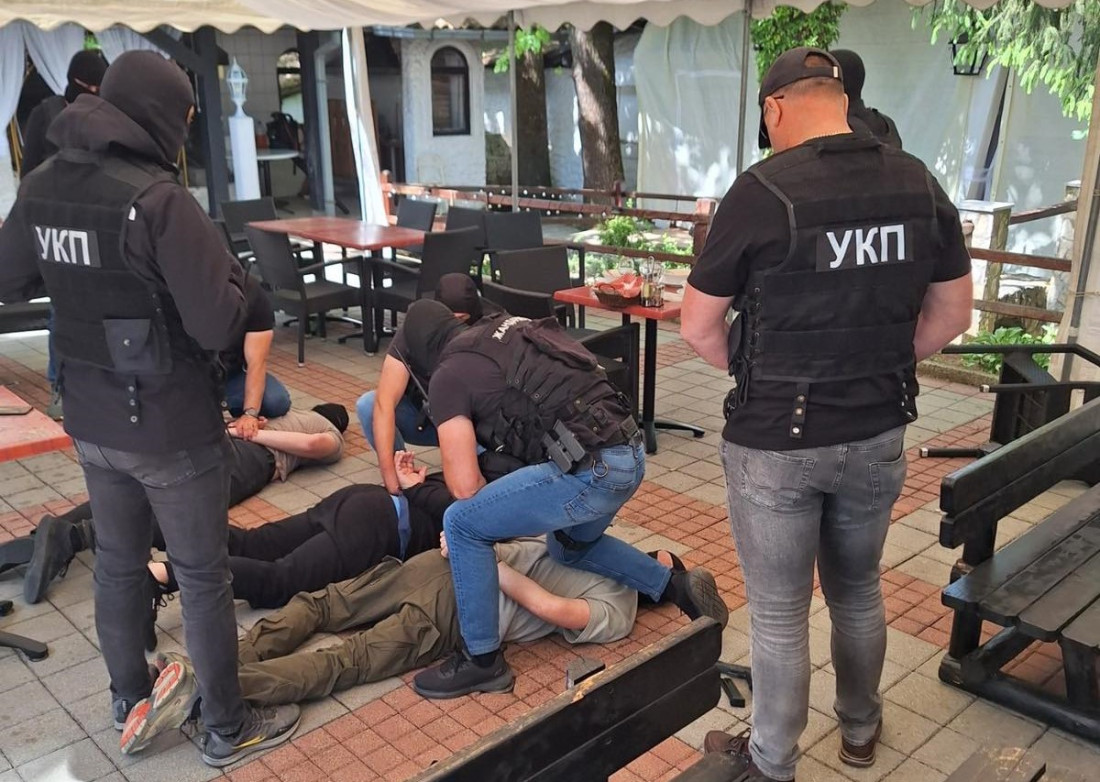 Tri osobe iz Prijedora uhapšene zbog trgovine oružjem, među njima i policajac