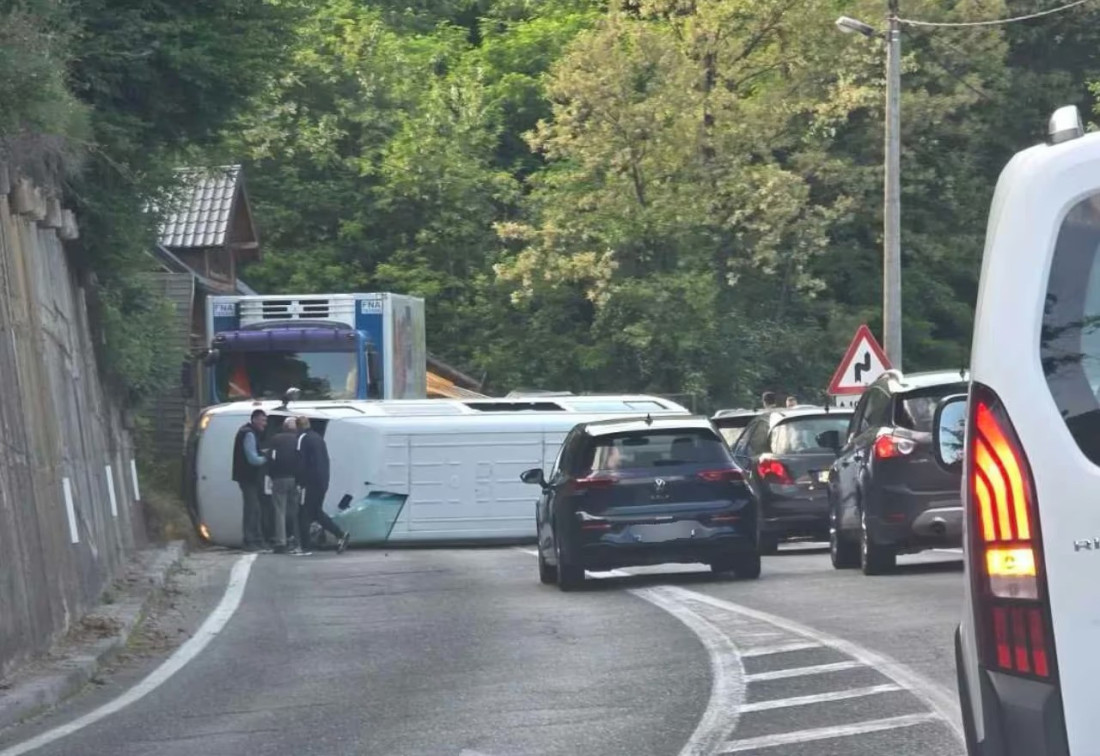 Prevrnuo se minibus kod Jablanice: Saobraćaj potpuno obustavljen u Ostrošcu