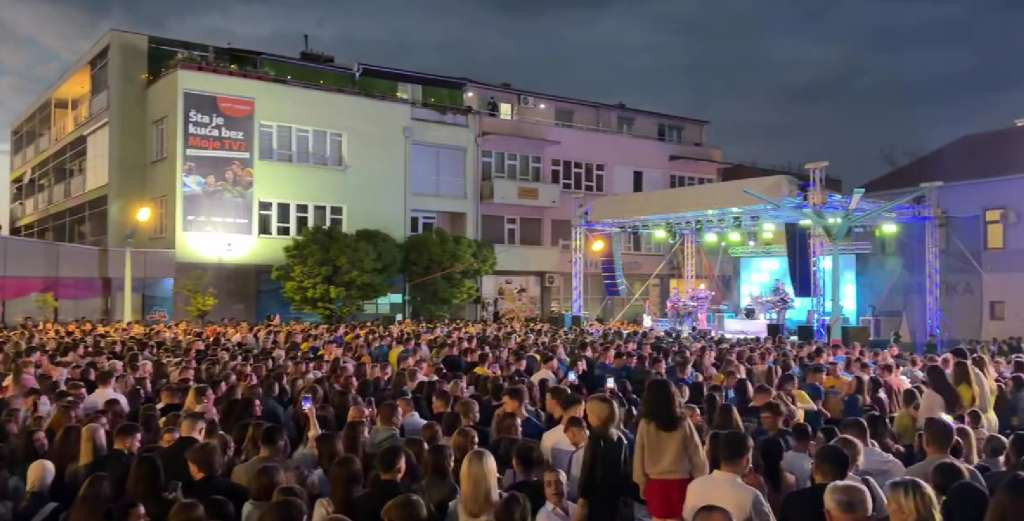 Maturanti iz USK slavili kraj školovanja uz veliki koncert na Gradskom trgu u Bihaću