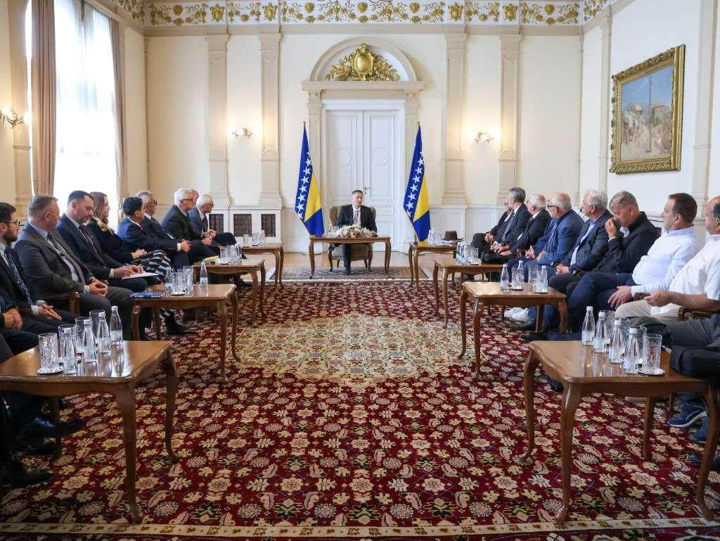 Bećirović ugostio delegaciju iz Tuzle - Čuvat ćemo istinu o odbrani Tuzle i BiH