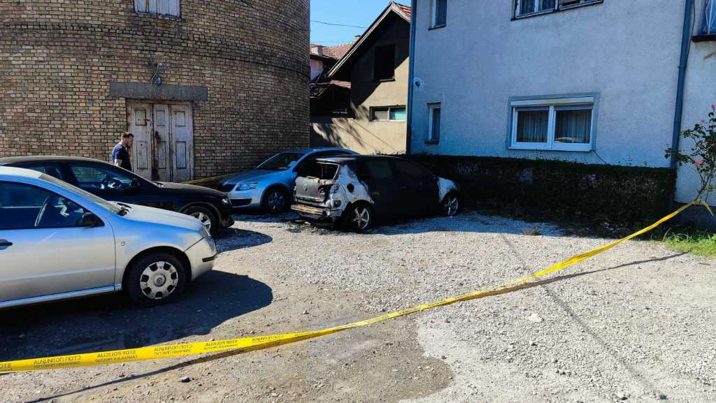 Novo paljenje vozila u Brčkom, izgorjelo vozilo u krugu Vatrogasnog doma