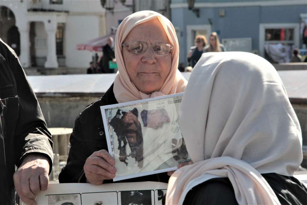 Majke Srebrenice na Trgu slobode u Tuzli: Još tražimo naše najmilije, nećemo odustati