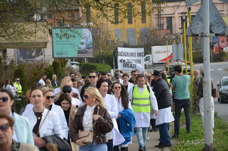 Protest ljekara u Tuzli: Moramo spriječiti odlazak ljekara iz javnog zdravstvenog sistema