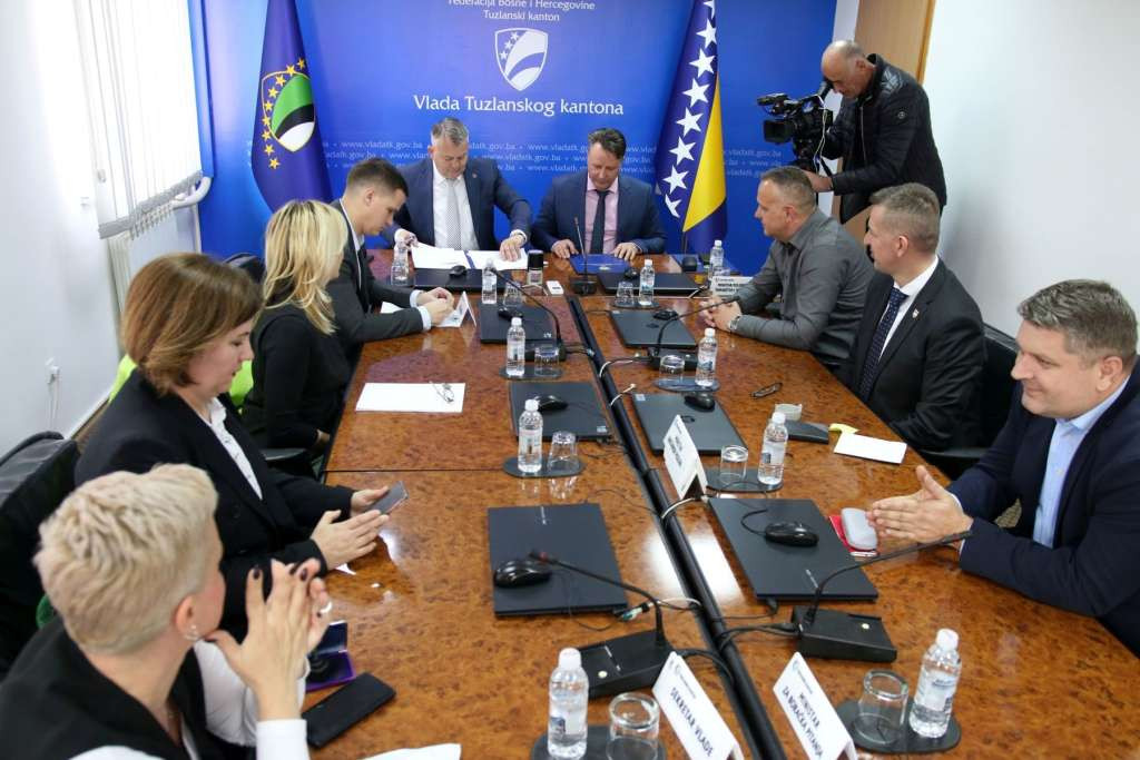 Vlada TK potpisala Ugovor, 10 miliona KM za sigurnije i urednije vodosnabdijevanje Živinica