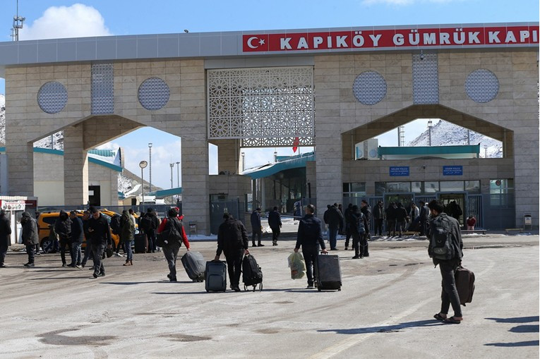 Stotine Iranaca prešlo danas granicu sa Turskom