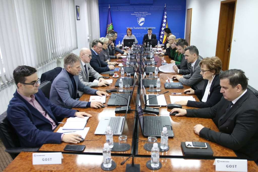 Veća podrška hraniteljskim porodicama u TK i 1.500 KM za treće dijete