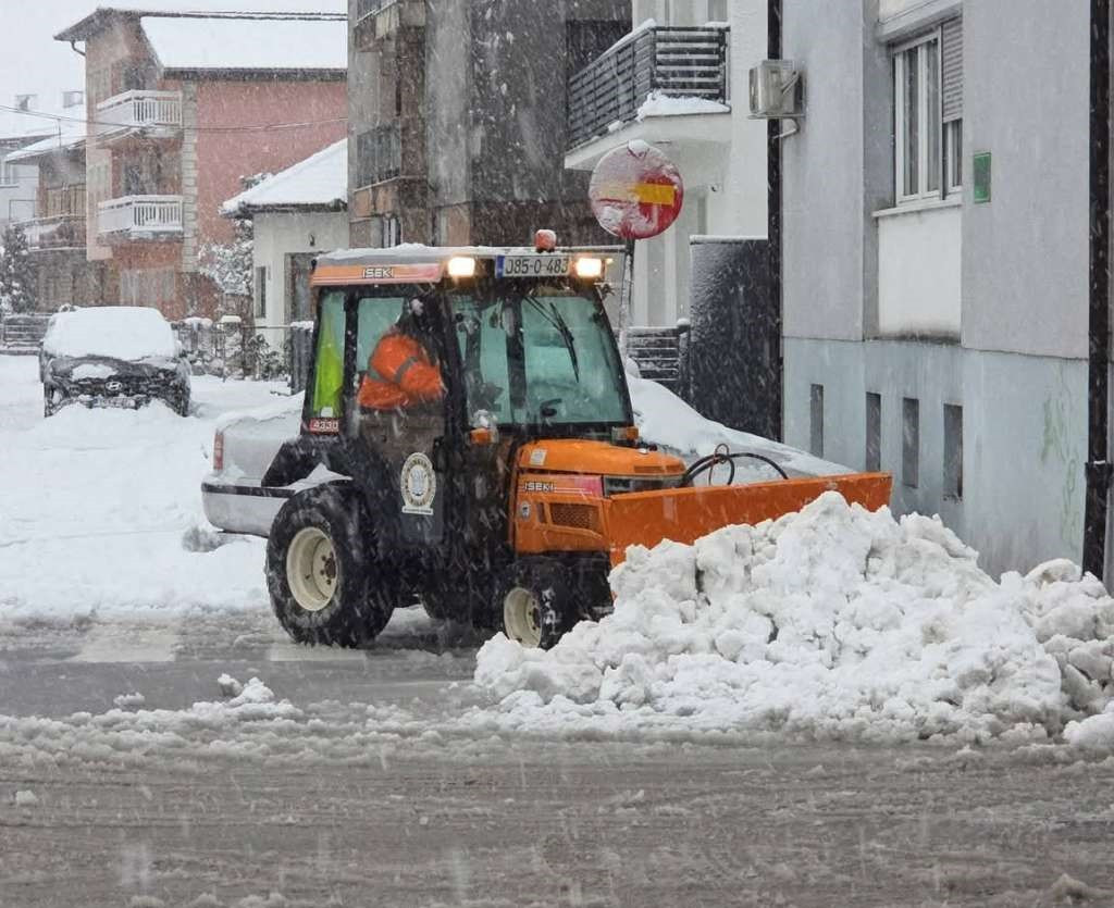 Snijeg i kvarovi paralizirali USK: obustavljena nastava, problemi sa strujom i saobraćajem