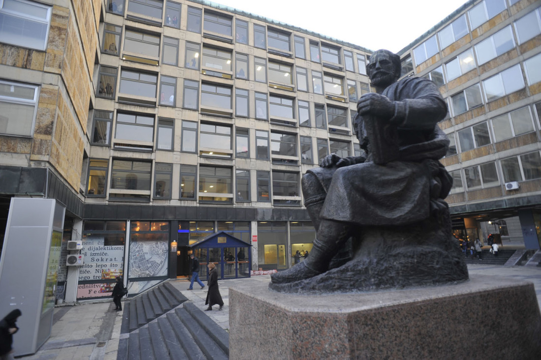 Policajci u zgradi Filozofskog fakulteta u Beogradu po zahtjevu tužilaštva u vezi smrti djevojke