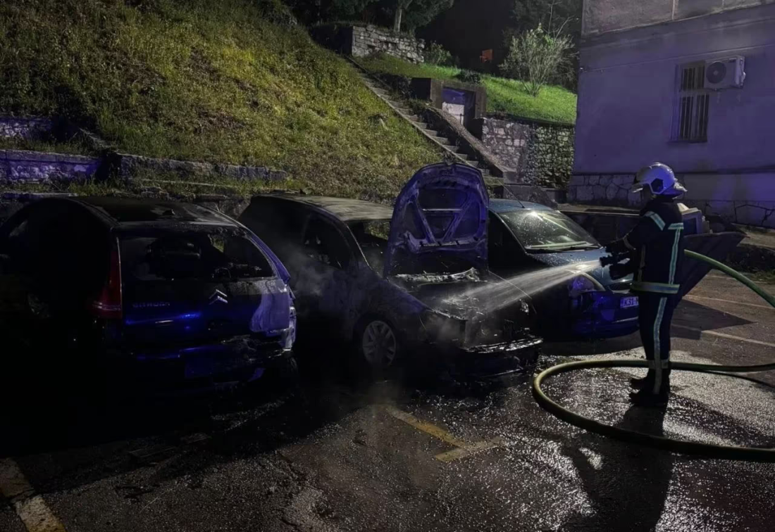 Izgorjelo šest vozila u dvorištu Srednje ekonomske škole u Mostaru