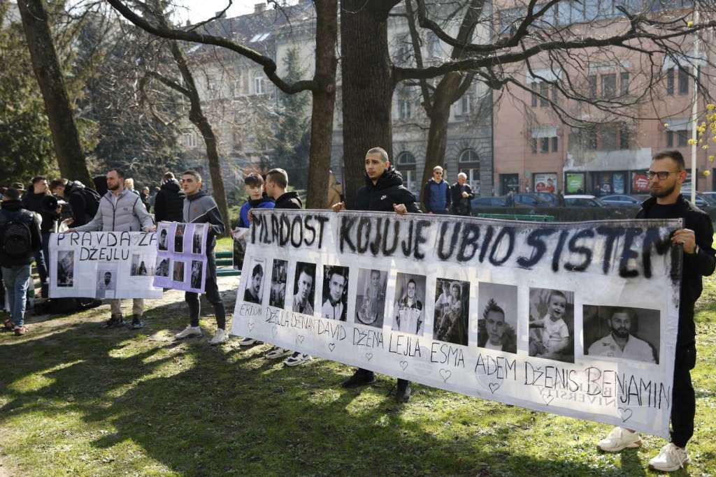 Počeo protest građana ispred zgrade Kantona Sarajevo