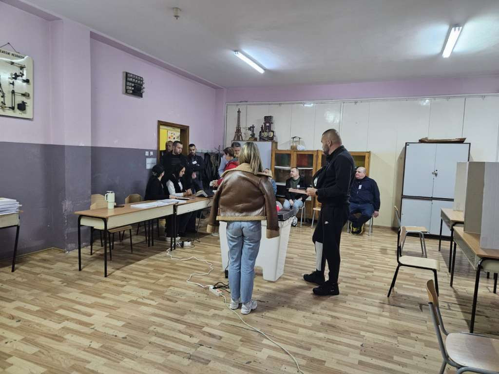 U Prijedoru biračka mjesta otvorena na vrijeme, manje poteškoće na početku glasanja