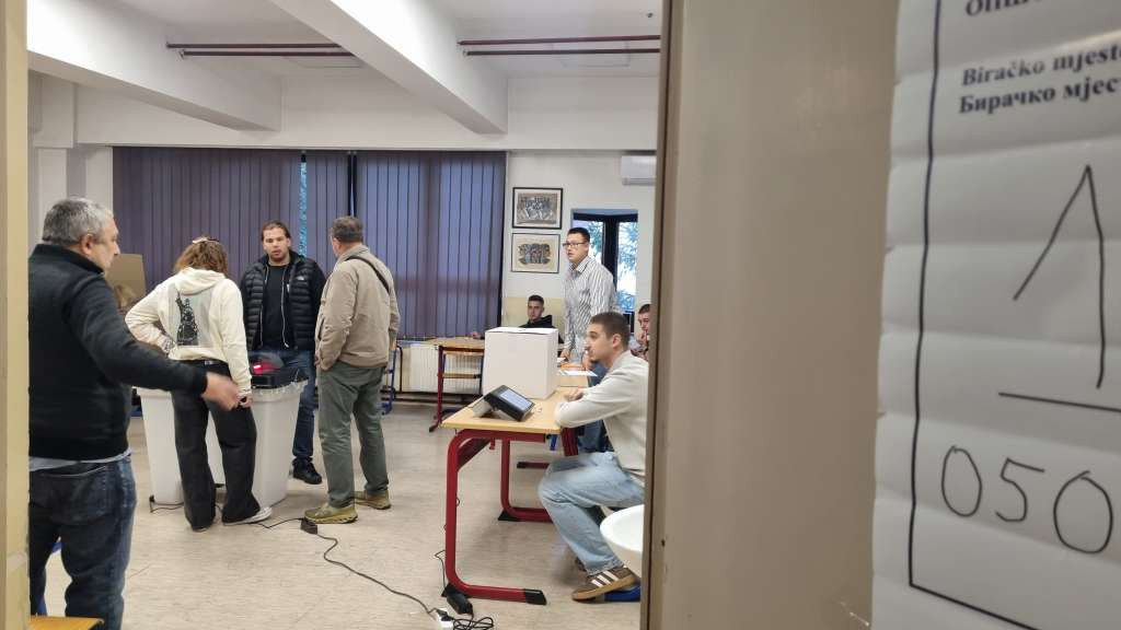 U Tuzlanskom kantonu otvorena većina birališta, manji problemi sa skenerima