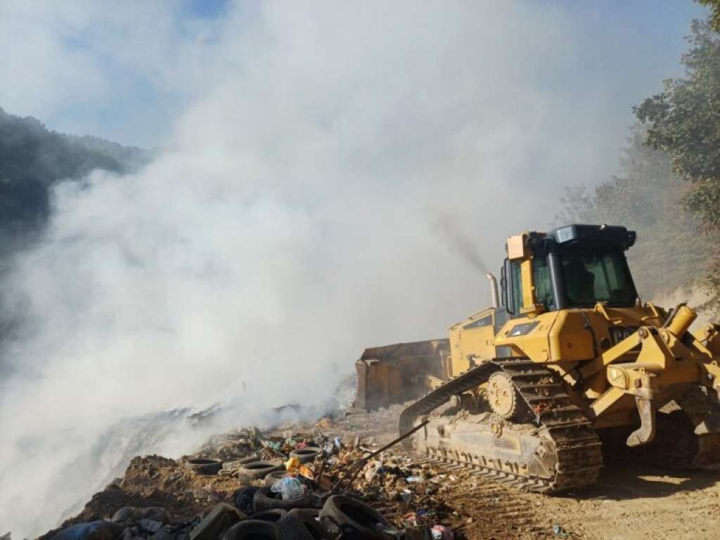 Nastavljeno gašenje požara na deponiji u Šišetima, zagađenje zraka u Goraždu i dalje prisutno