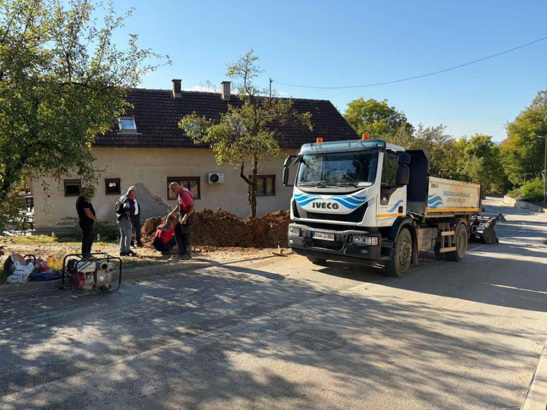 Istočno Sarajevo i dio Dobrinje drugi dan bez vode: Građanima stižu cisterne, škole skraćuju nastavu