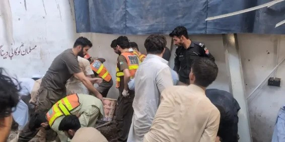 Najmanje 28 poginulih u urušavanju krova škole u Pakistanu, među žrtvama 27 djece