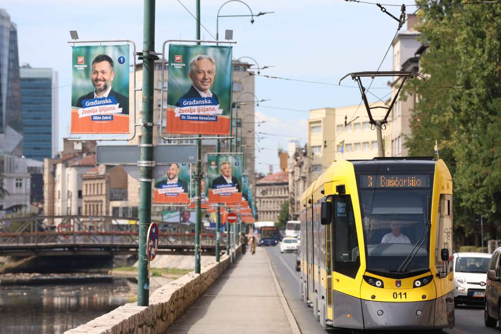 Danas ističe rok za uklanjanje izbornih plakata, kazne do 30.000 KM