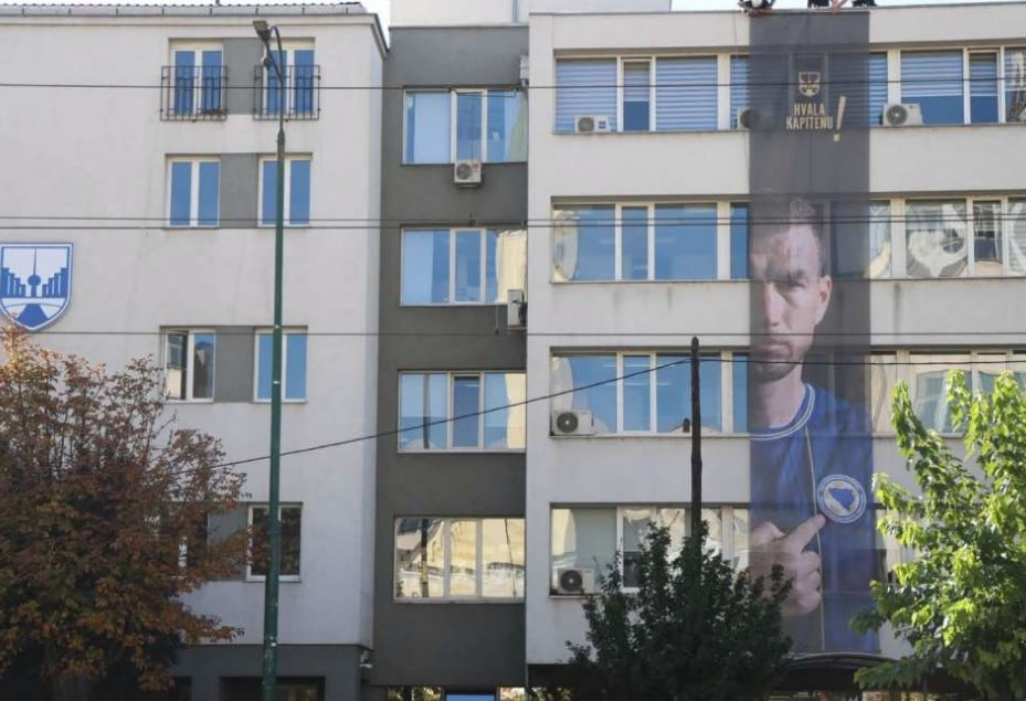 Na zgradi Općine Novo Sarajevo postavljeno platno s likom Edina Džeke
