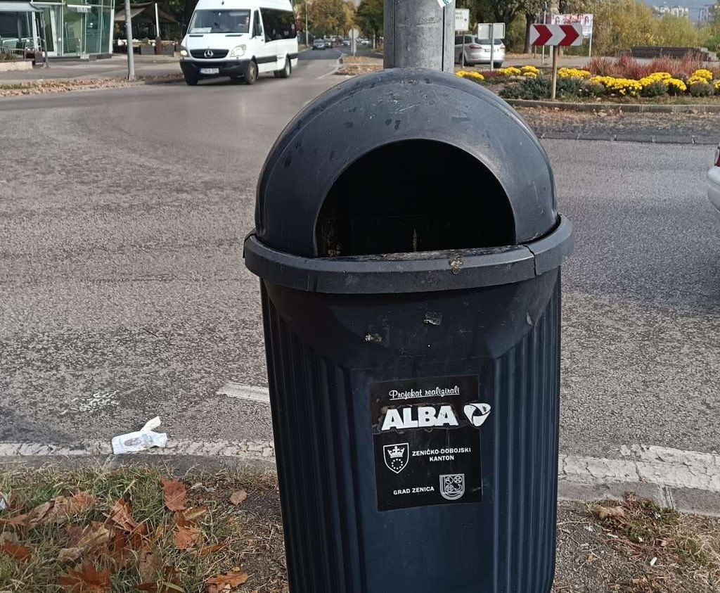 Alba sinoć ispraznila kante sa smećem, ali zbog nepotpisivanja aneksa još ne pere ulice Zenice
