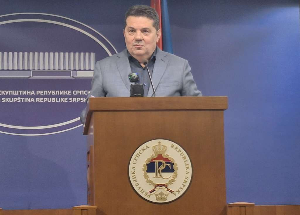 Stevandić ne želi da odgovara na pitanja o studentima u Srbiji, pročitao svoj stav