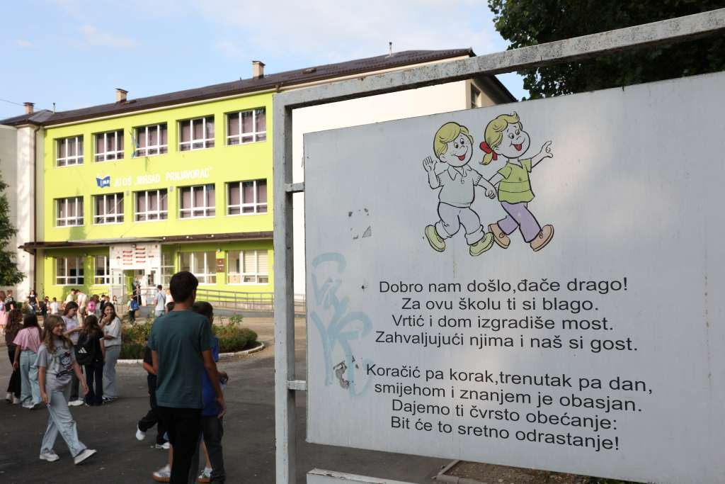 Počela nova školska godina u pet kantona FBiH, u školske klupe sjeli i brojni prvačići