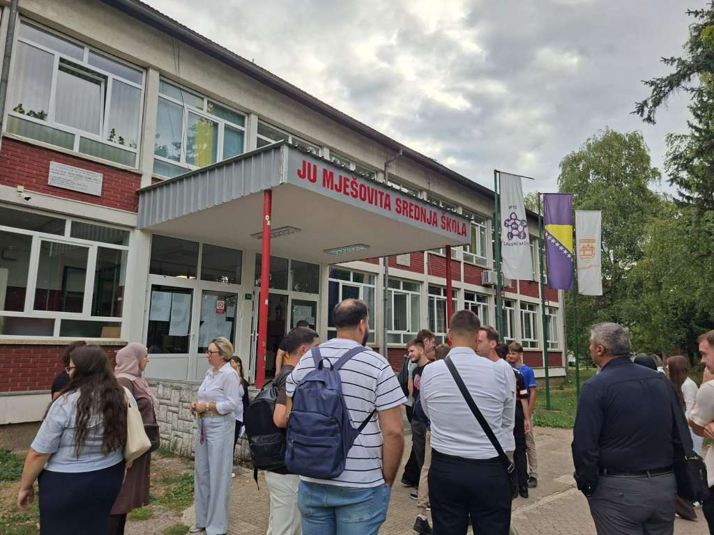 Štrajk upozorenja u srednjim školama USK, pregovori s Vladom nastavljeni