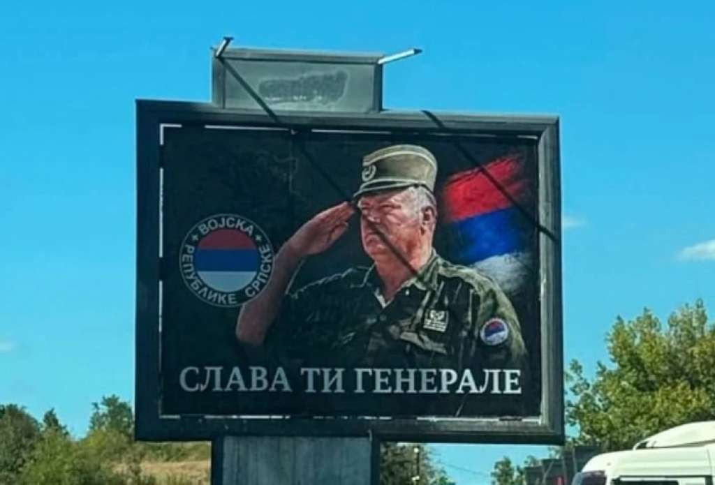 Na ulazu u Rogaticu postavljen bilbord koji veliča ratnog zločinca Ratka Mladića