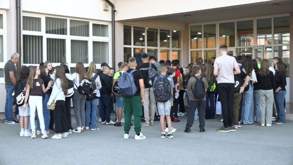 Počela nastava za učenike osnovnih i srednjih škola u PK, uvedeni novi produženi boravci