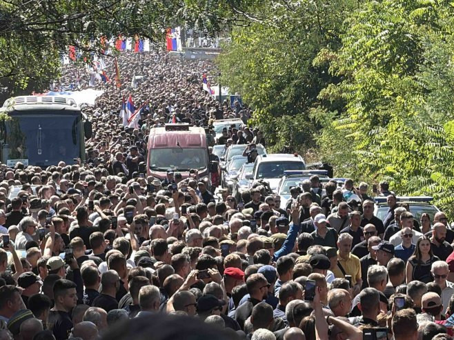 AP: Hiljade ljudi odalo počast osuđenom genocidašu Ratku Mladiću
