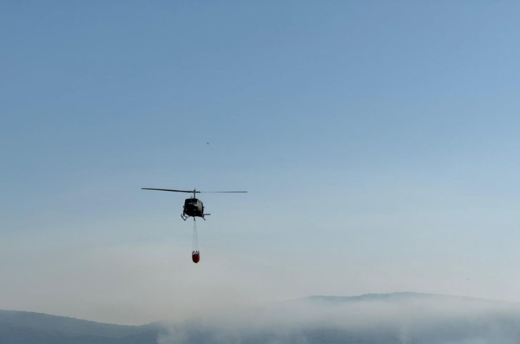 Helikopter OS BiH angažiran kod Drvara, požari aktivni i na Ljubuši i Dinari